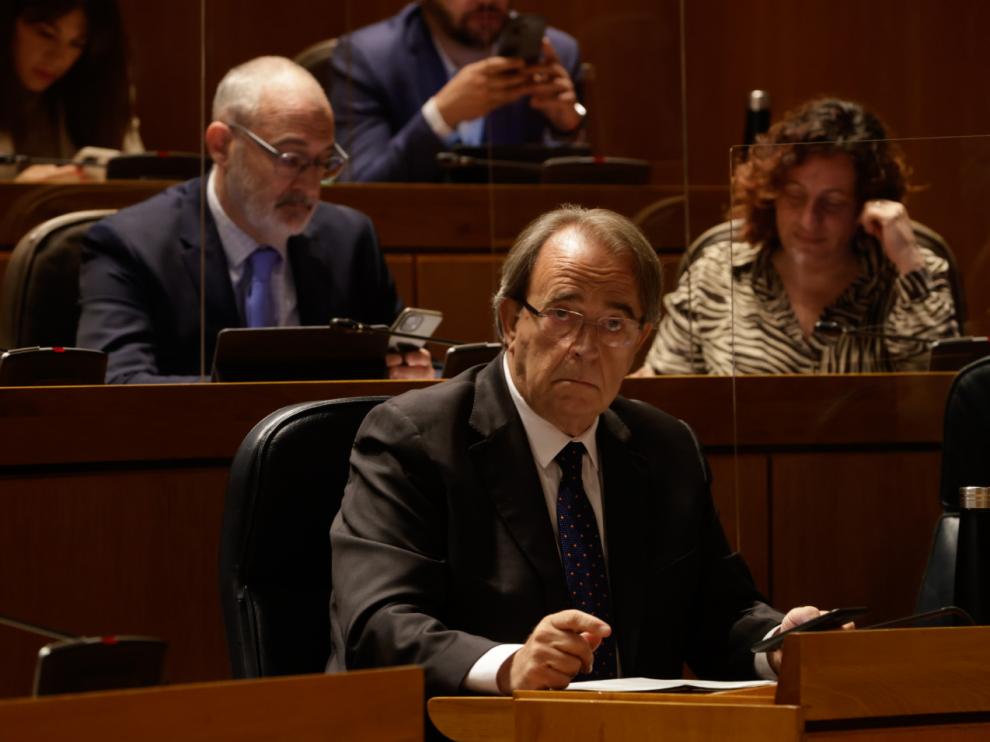 El consejero de Hacienda, Carlos Pérez Anadón, en el debate parlamentario de este martes sobre la presión fiscal en Aragón.