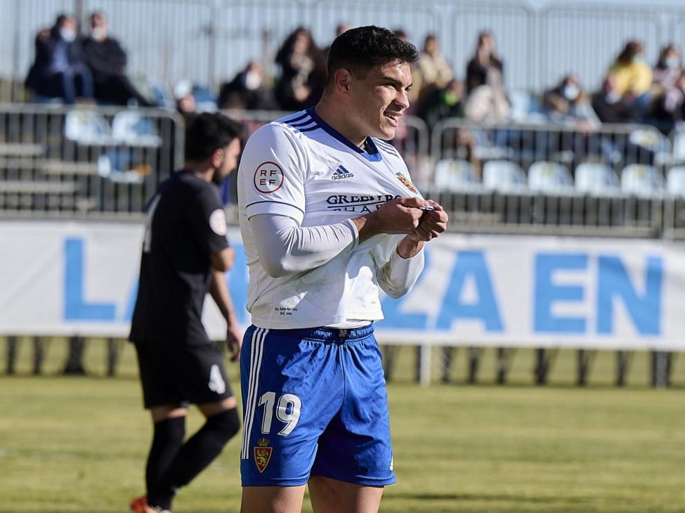 Raúl Rubio celebra un gol con el Deportivo Aragón.