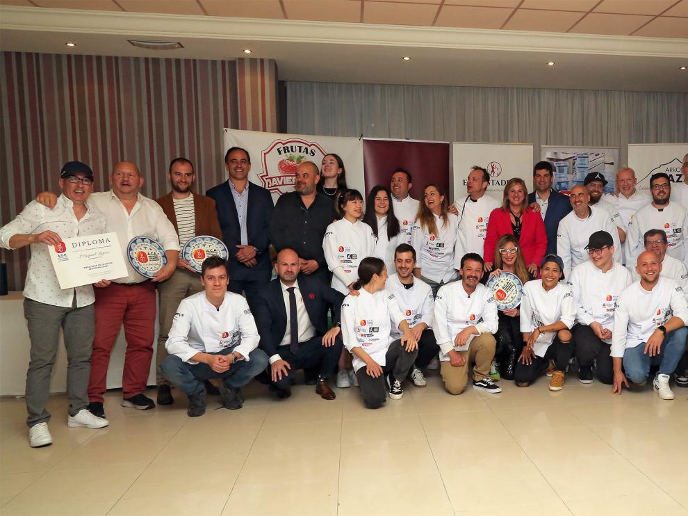 Foto de familia de varios cocineros aragoneses y los premiados.