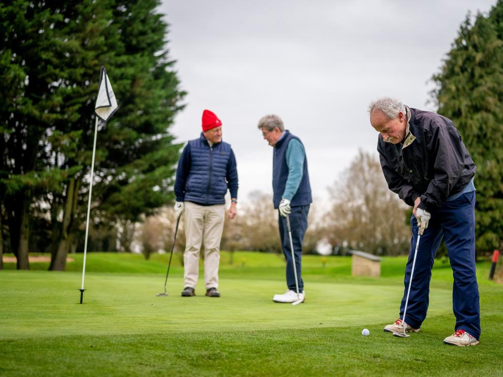 El golf se lleva a cabo en un entorno y condiciones idóneas para interactuar con otros jugadores y fortalecer las relaciones sociales.