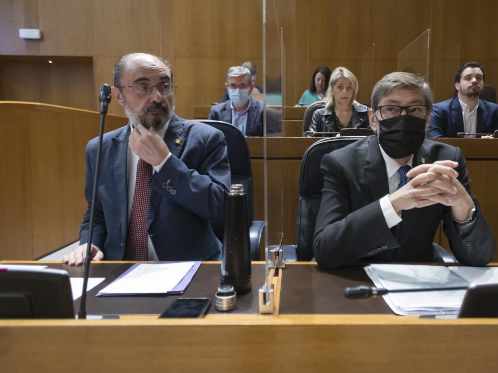 El presidente aragonés, Javier Lambán, y el vicepresidente, Arturo Aliaga, en la sesión de control de las Cortes, este miércoles.