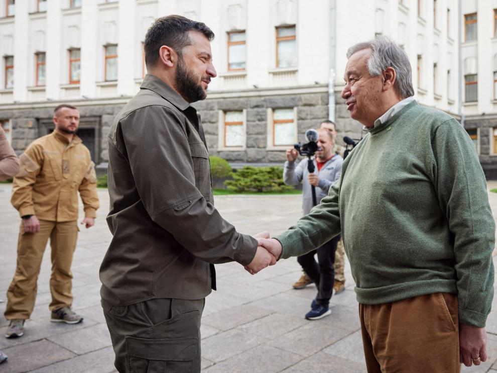 Guterres estrecha la mano de Zelenski en Kiev