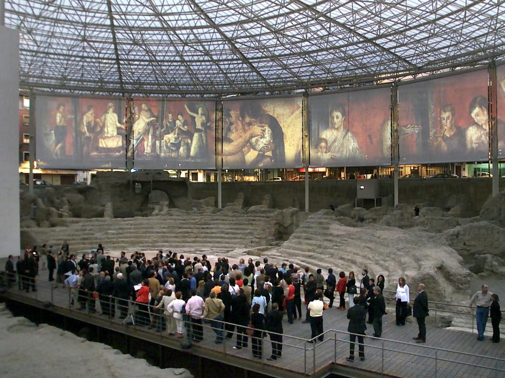 El audiovisual del Teatro Romano se proyectaba en unas pantallas gigantes sujetas a su cubierta.