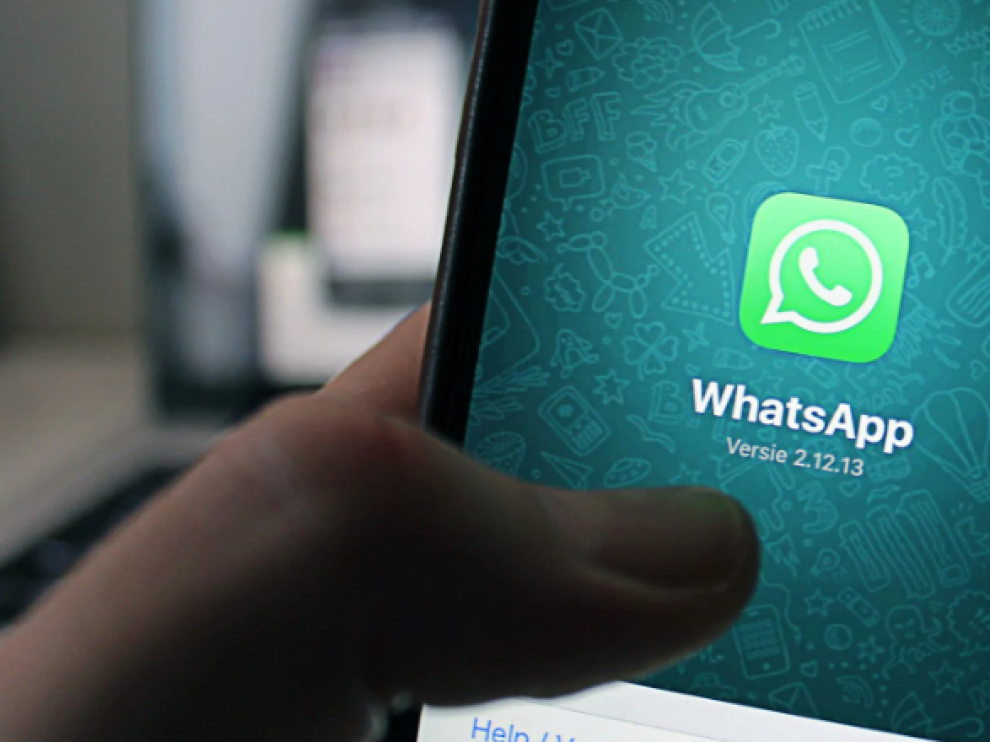 Un móvil con la app de Whatsapp