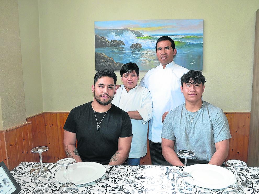 De pie, Jorge W. Albuja y Margarita Galarza. Sentados, sus hijos Martín y Juan Albuja.