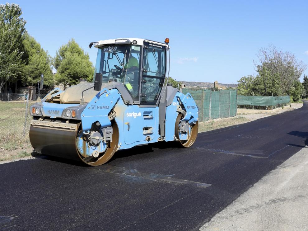 Trabajos de asfaltado en el camino de Salas en verano de 2021.