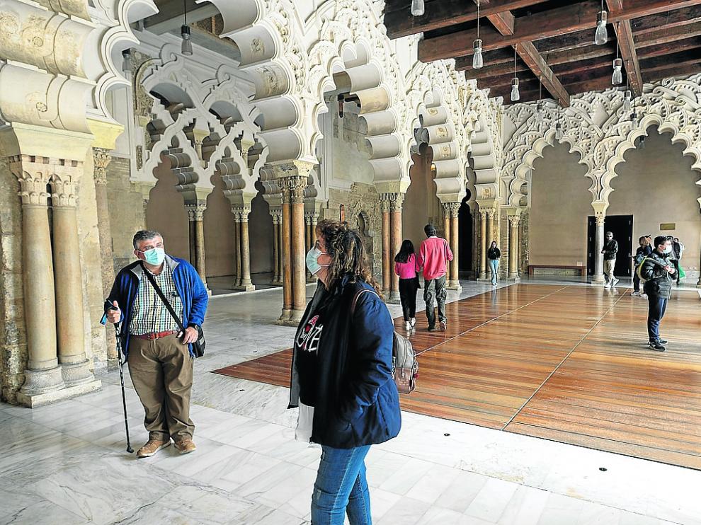 Un grupo de turistas, este sábado, de visita en el patio de Santa Isabel del palacio de la Aljafería.