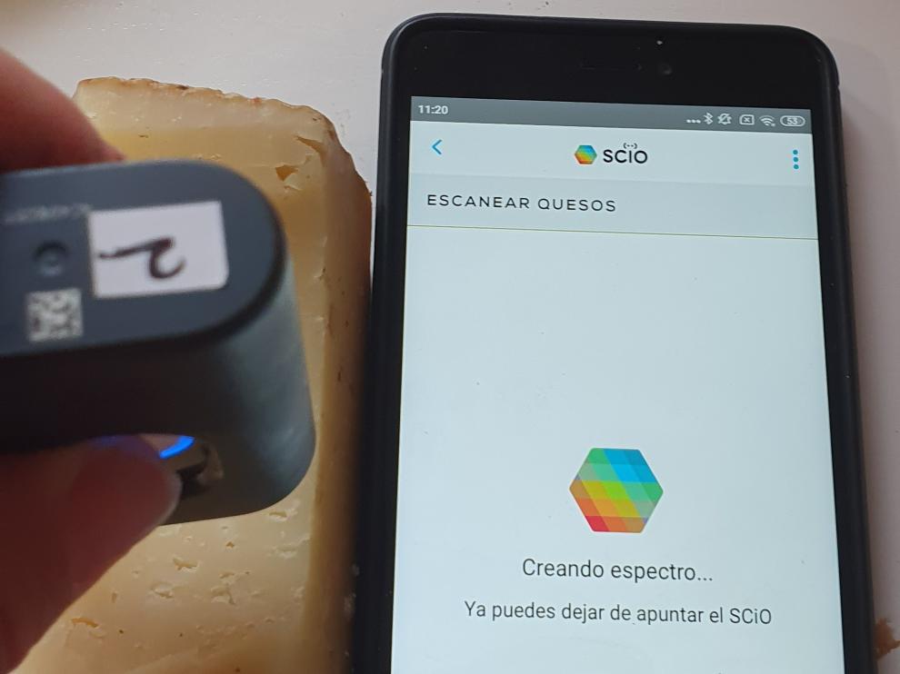 El escáner portátil mide la cantidad de grasas en una cuña de queso duro.