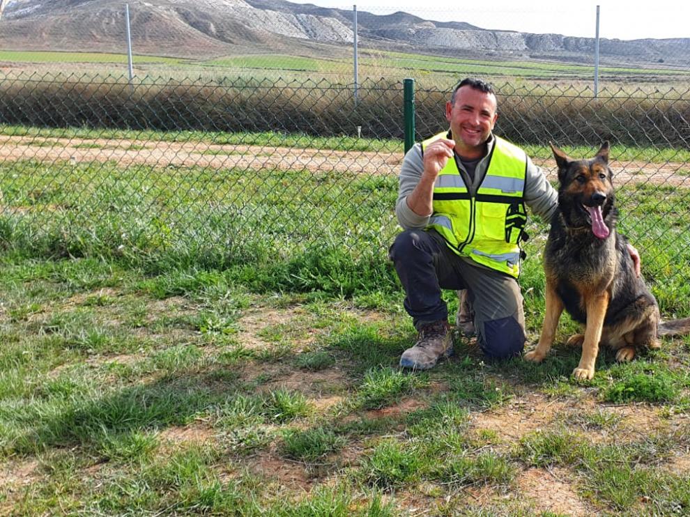 José Antonio Martínez, adiestrador canino, con el pastor alemán adiestrado para detectar chinches