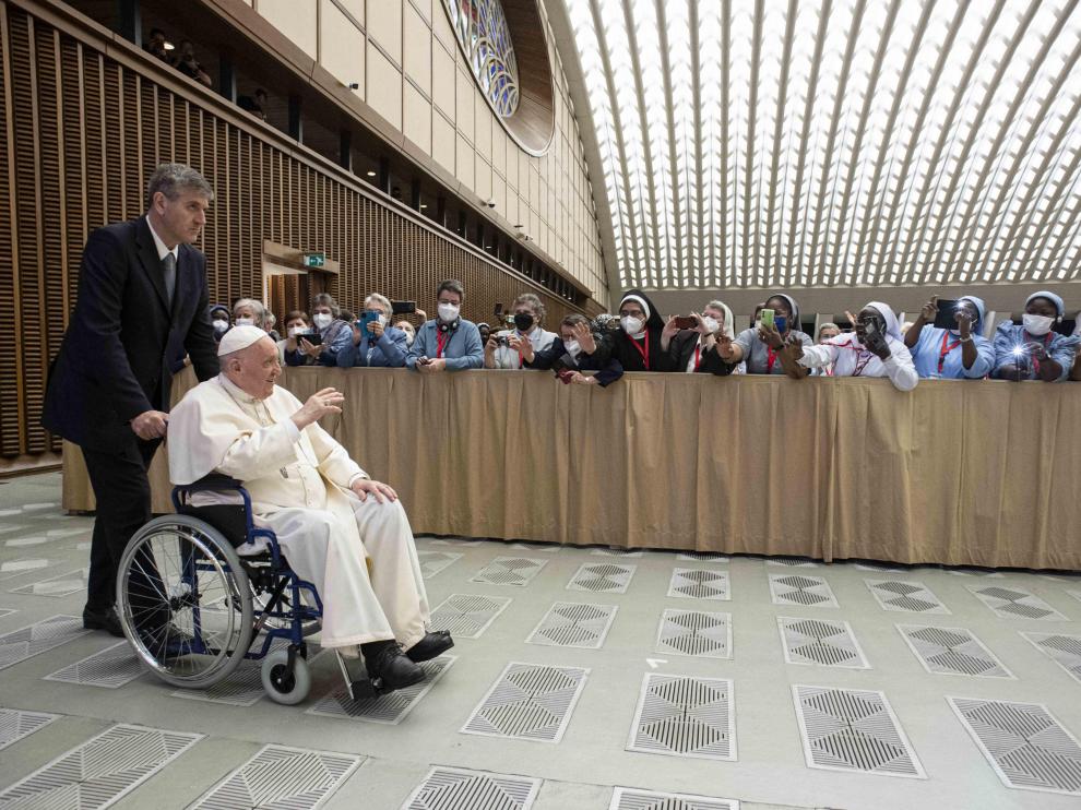 El Papa llega a una audiencia en el Vaticano en silla de ruedas. VATICAN POPE FRANCIS
