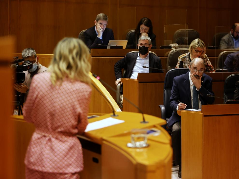 Lambán atiende a la intervención en las Cortes de Mar Vaquero.