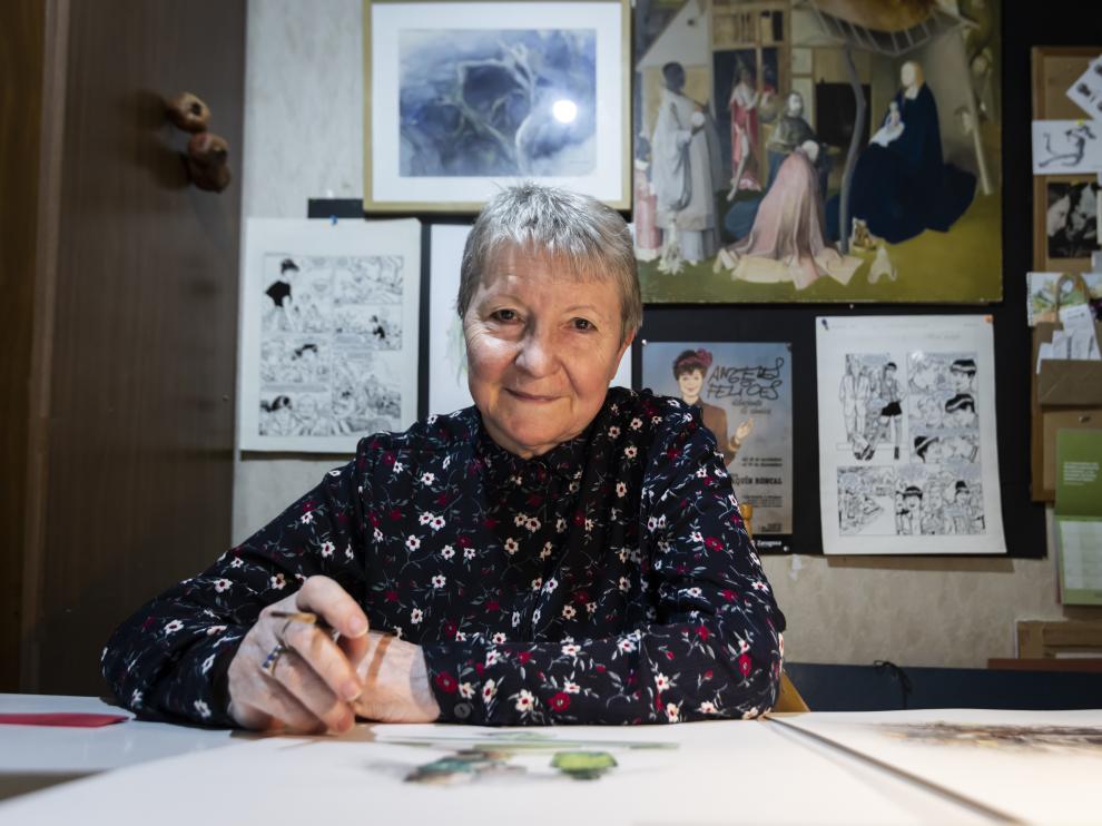 Ángeles Felices, pintando este viernes en su domicilio zaragozano.