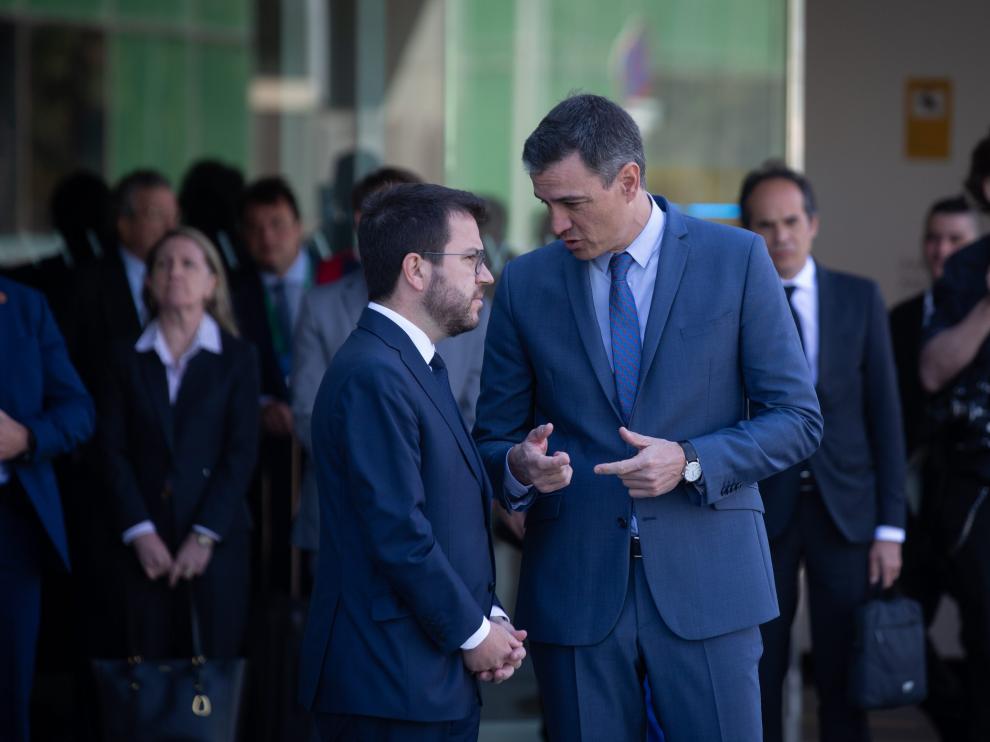 El presidente de la Generalitat, Pere Aragonès y el presidente del Gobierno, Pedro Sánchez, mantienen una conversación en la puerta del hotel W Barcelona.