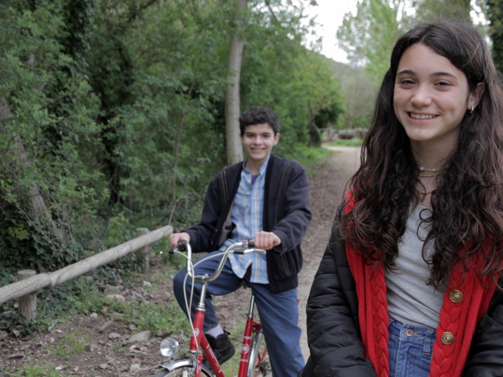 Andrea Fandos y Diego Gurpegui, durante el rodaje de 'Bicivoladores', de Laura Calavia para el grupo In Materia.