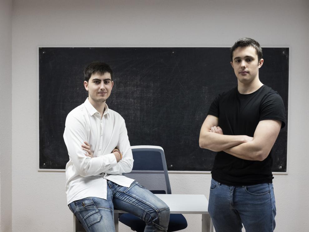 Roberto Redondo y Carlos Marcén, en un aula del centro Campus Oposiciones.