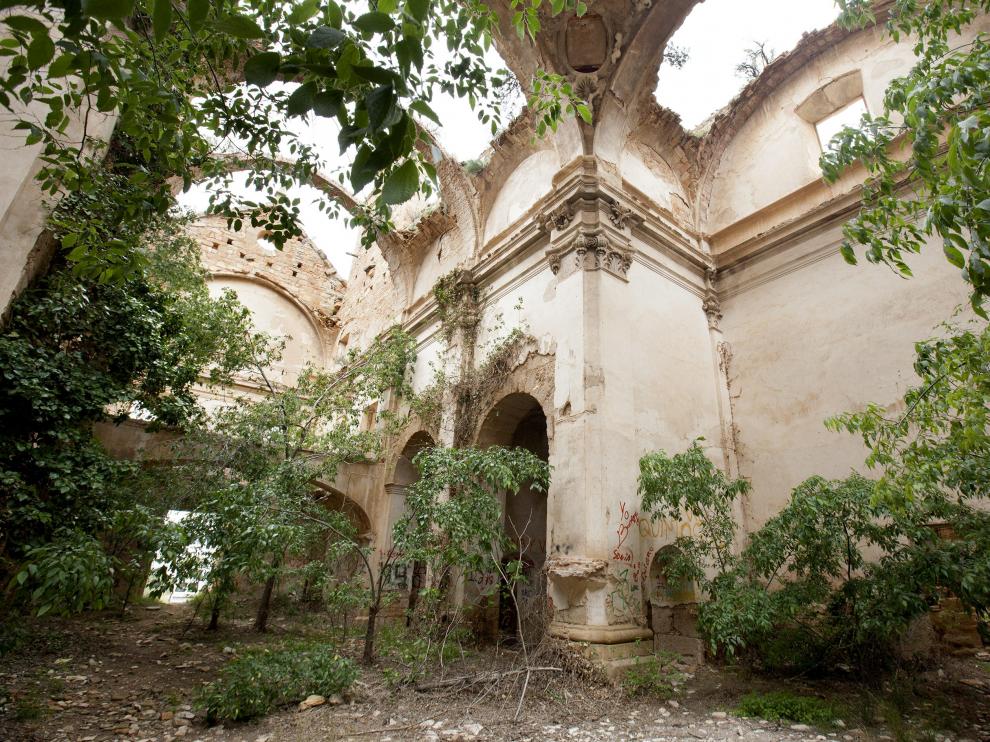 El interior de la iglesia del convento del Desierto de Calanda, sin techo e invadido por la maleza.
