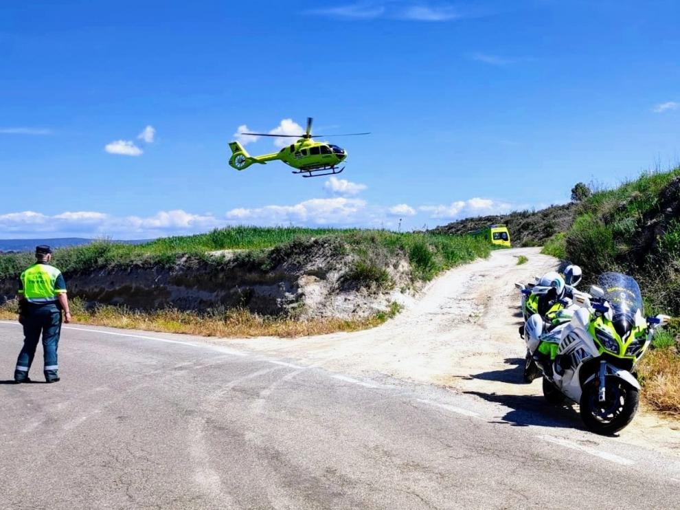 Guardia Civil y helicóptero del 112 en lugar del accidente de moto en la A-133.
