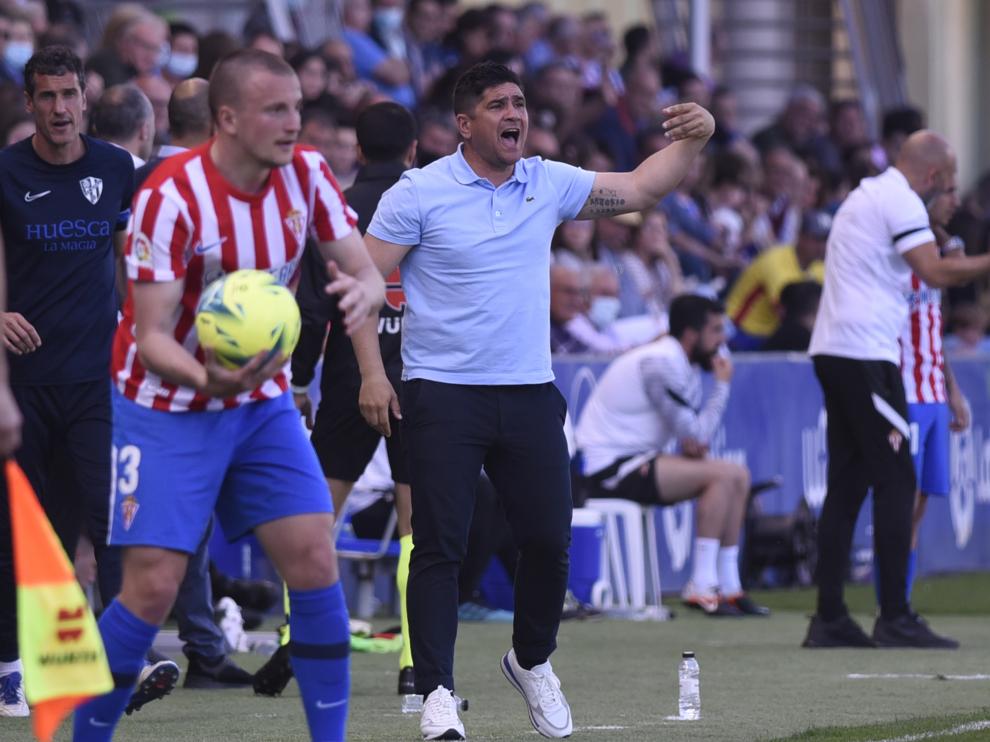 Xisco Muñoz da instrucciones a sus jugadores durante el Huesca-Sporting.