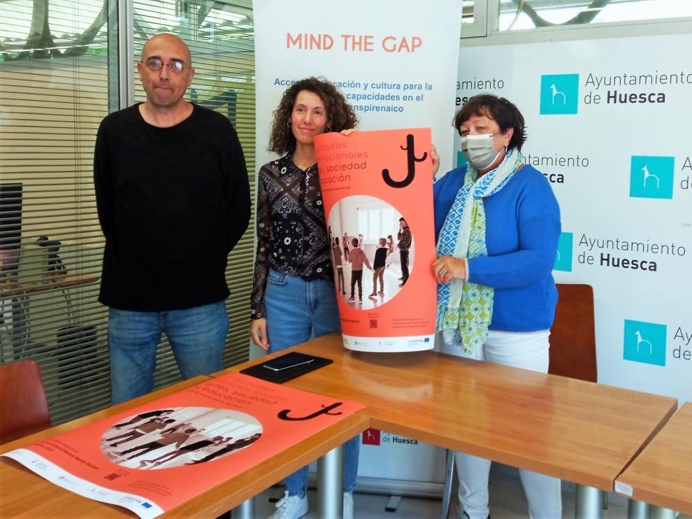 El profesor de la Facultad de Ciencias de la Educación de la Universidad de Zaragoza, Alfonso Revilla; la técnico de Cultura del Ayuntamiento de Huesca, Alba Belenguer y la técnico de Cultura de la Comarca Hoya de Huesca, Angelita Cavero