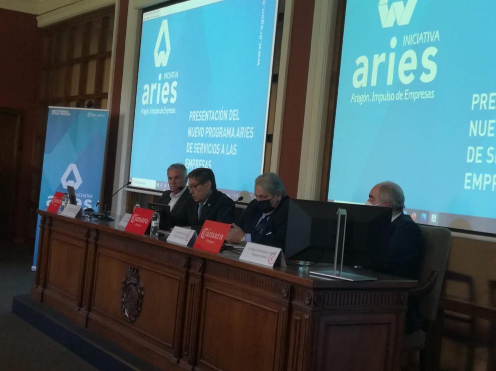 Momento de la firma del convenio de la antigua Paed, hoy Aries, en la Cámara de Comercio de Zaragoza.