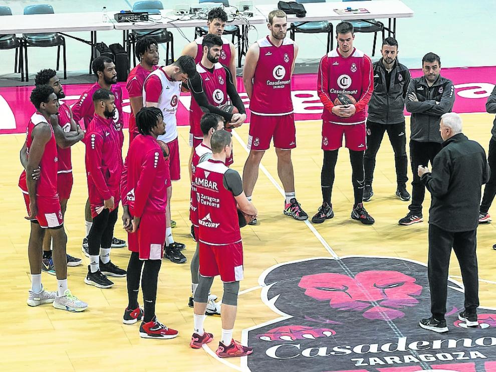 Dragan Sakota da instrucciones a sus jugadores en el pabellón Príncipe Felipe.