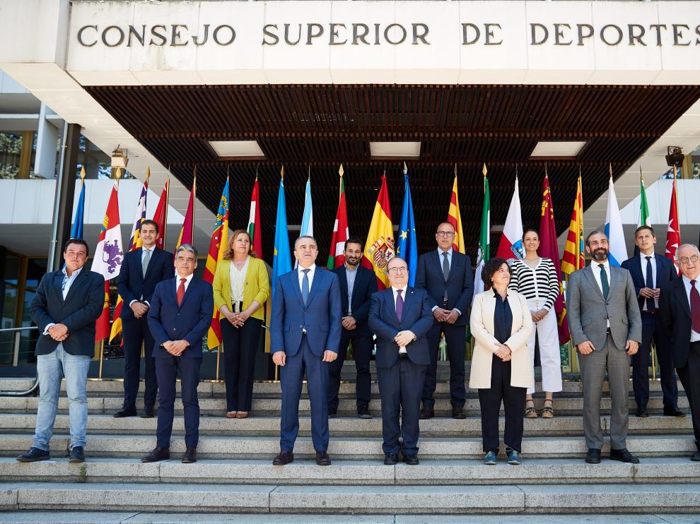 El ministro de Cultura y Deporte, Miquel Iceta (c), acompañado del presidente del Consejo Superior de Deportes (CSD), José Manuel Franco (2i), presiden la Conferencia Sectorial de Deporte, este lunes en Madrid.