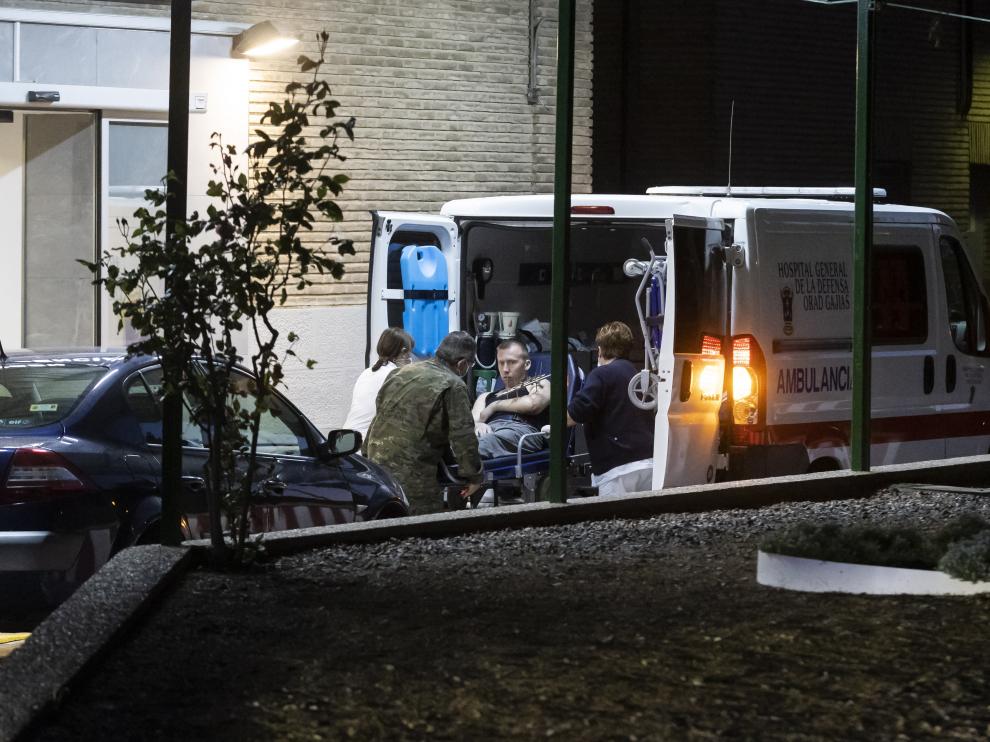 El herido más grave de los tres trasladados fue trasladado en la camilla de la ambulancia, entre la Base de Zaragoza y el Hospital Militar la noche del pasado jueves.