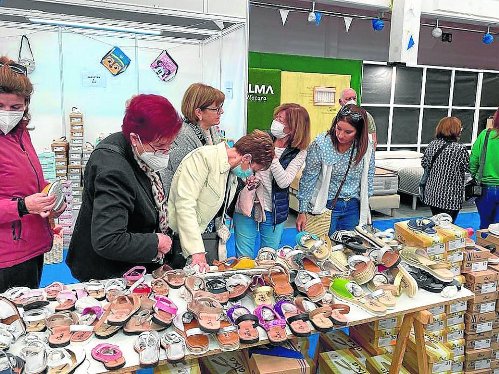 La feria del calzado celebrada en el pabellón de Brea de Aragón recibió ayer numerosos visitantes.
