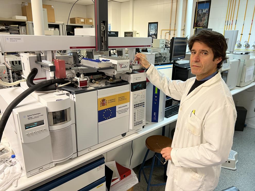 Vicente Ferreira, en un laboratorio de la Universidad de Zaragoza.