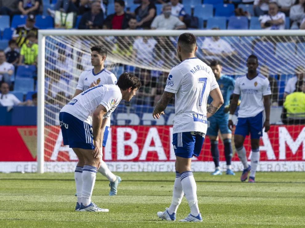 Los jugadores del Real Zaragoza, el domingo pasado tras encajar un gol ante el Alcorcón.
