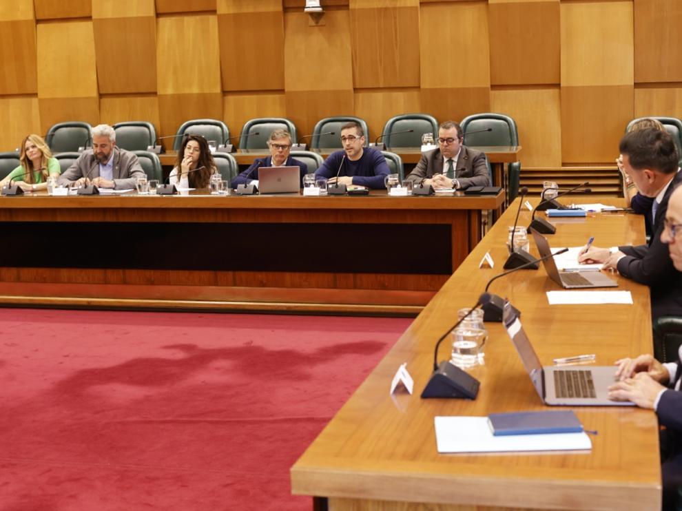 Los intervinientes en la primera reunión sobre el futuro del estadio, este martes en el salón de plenos.