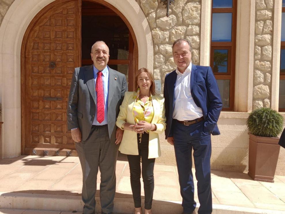 De izquierda a derecha, Manuel Rando, Sonia Palacio y Clemens Tönnies, a las puertas del Ayuntamiento de Calamocha.
