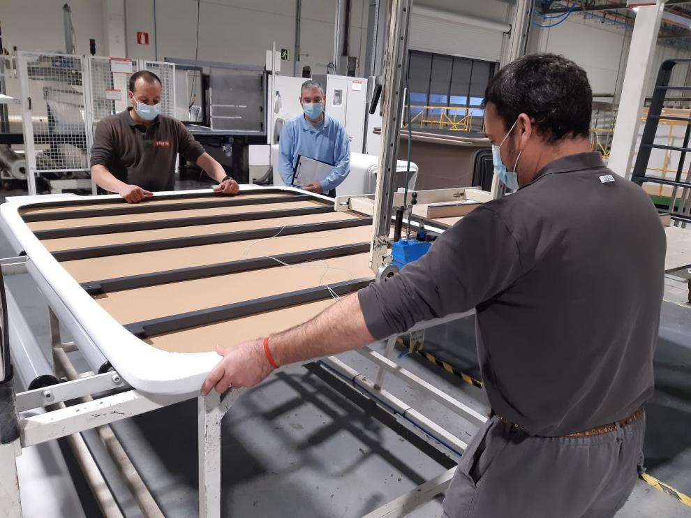 Trabadores de la fábrica que Industrias Hidraúlicas Pardo tiene en La Muela.