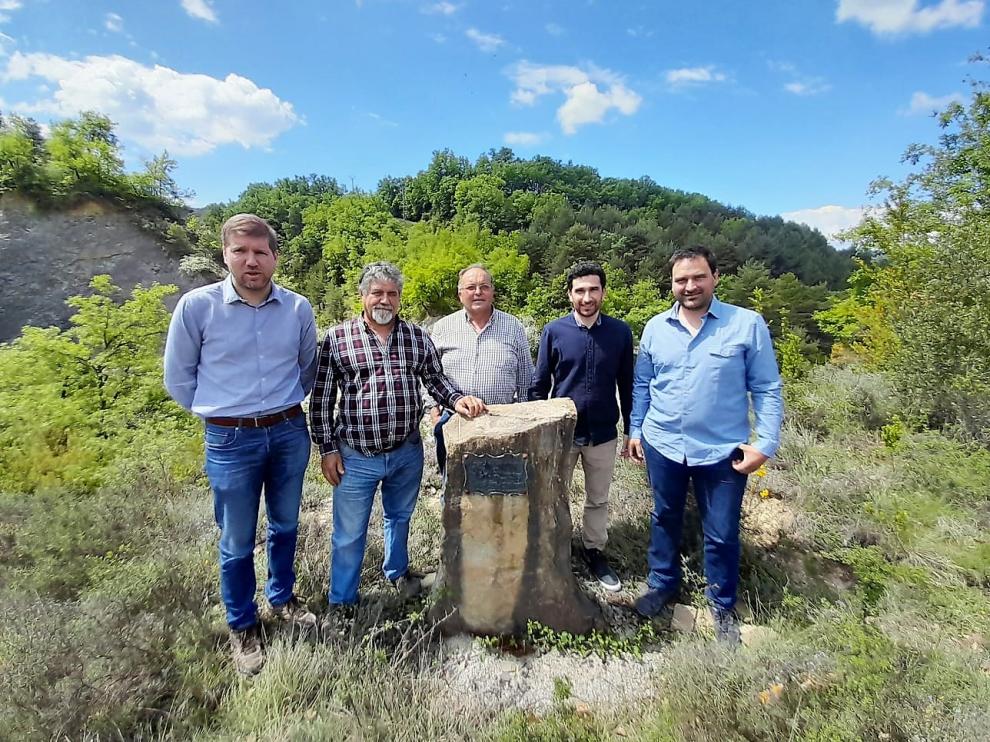Presidentes y alcaldes de las dos comarcas posan junto al monolito en honor de Gonzalo I.