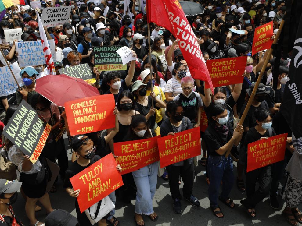 Protestas anti-Marcos en la sede del Comité Electoral en Manila.