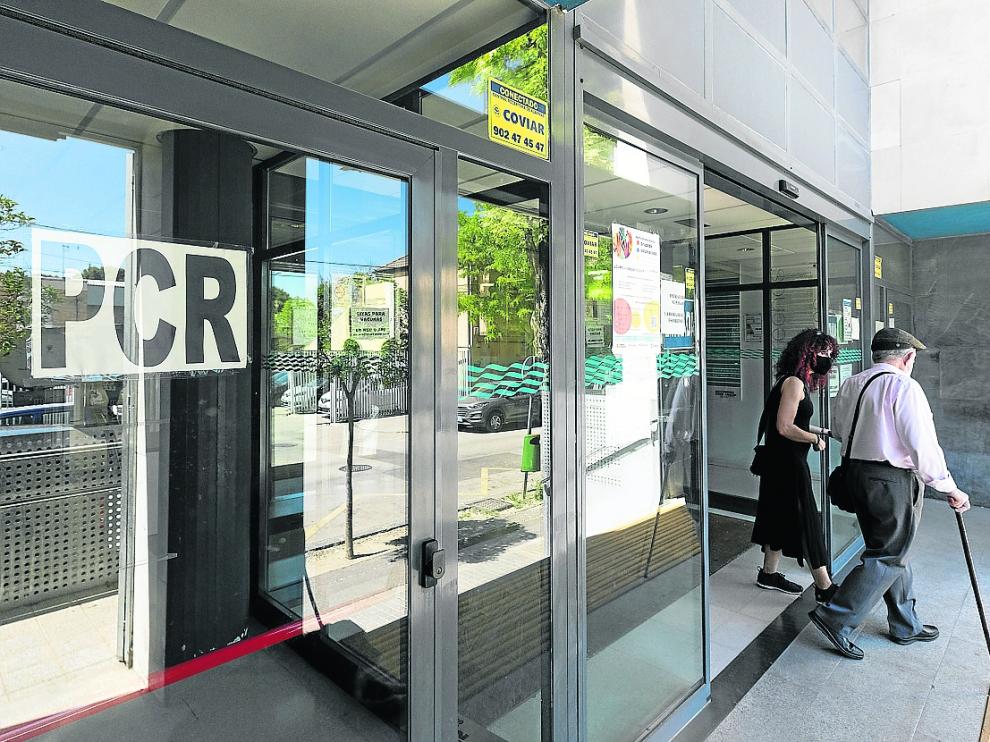 Un cartel indica la realización de PCR en la entrada al centro de salud Delicias Sur de Zaragoza.