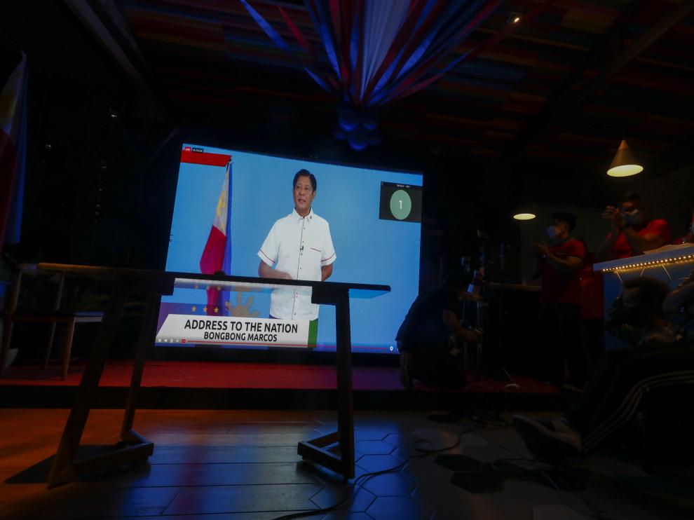 Un grupo de filipinos sigue por televisión la jornada electoral PHILIPPINES ELECTIONS