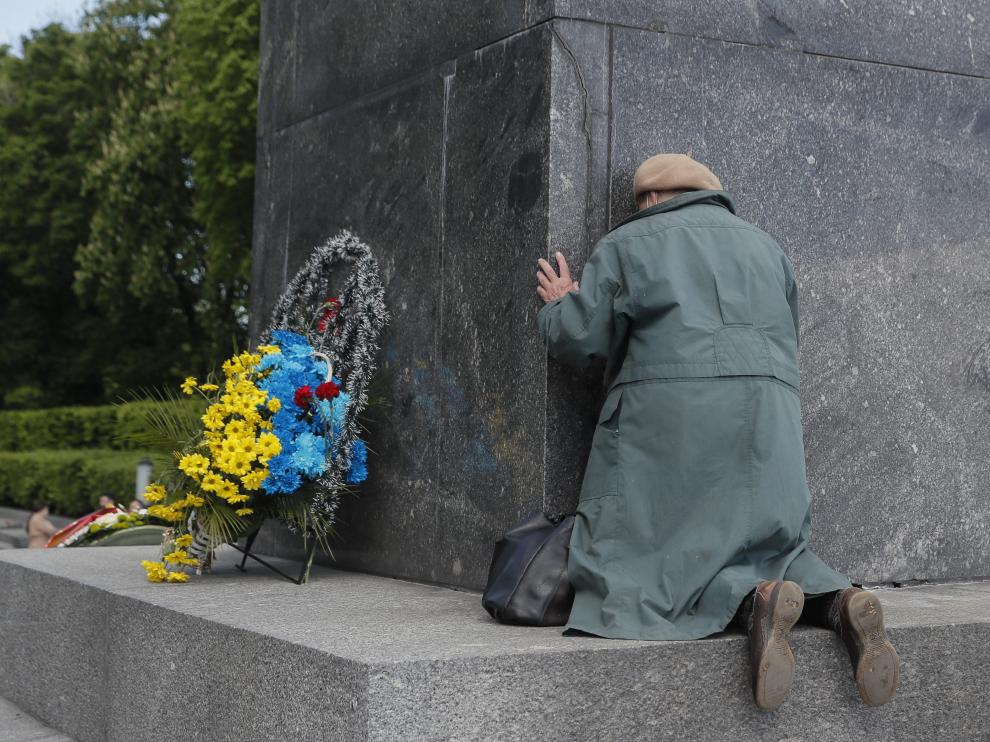 Una señora mayor, ante el memorial al soldado desconocido en Kiev. UKRAINE WAR VICTORY DAY