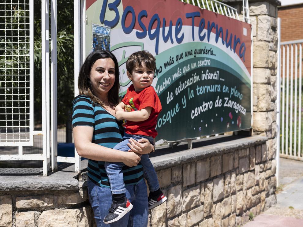 Elena Abella y su hijo Alex, diagnosticado de trastorno del espectro autista, al salir de la guardería este miércoles.