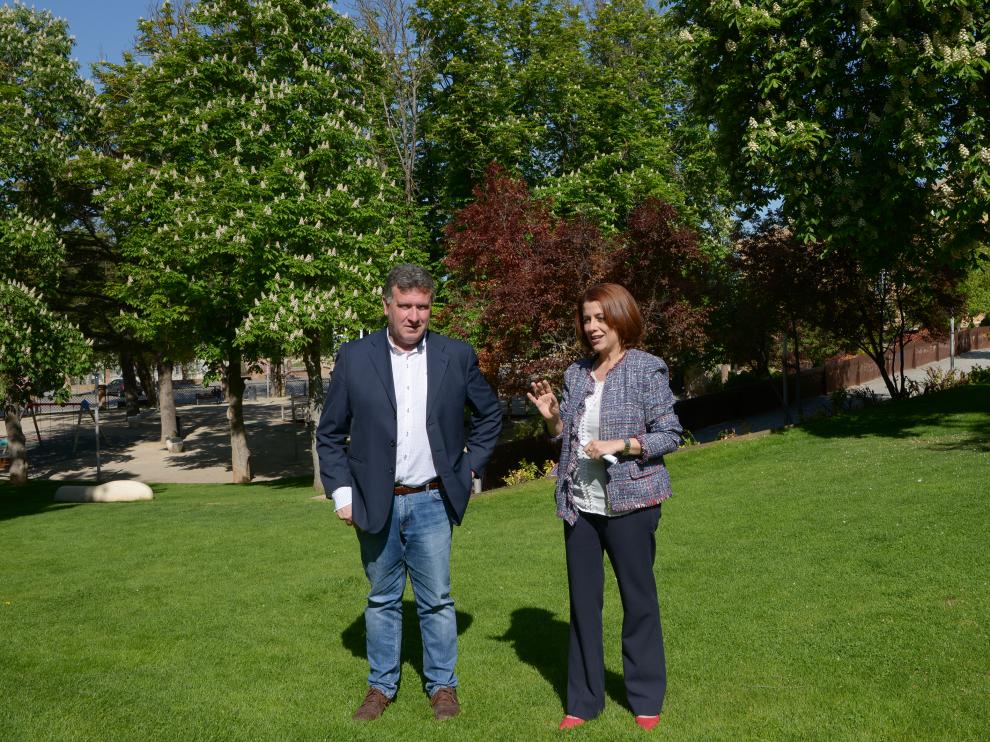 La alcaldesa, Emma Buj, con el concejal de Parques y Jardines, José Luis Torán.