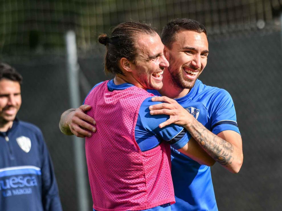 Ignasi Miquel y Poveda se abrazan durante un entrenamiento con la SD Huesca.