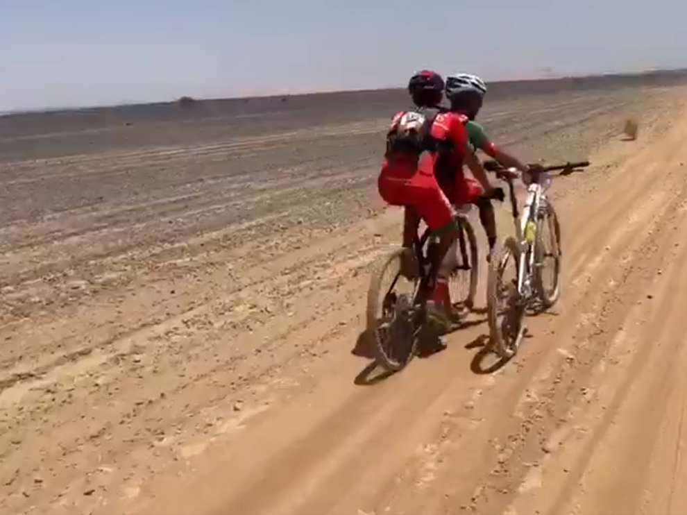 Ilias Karkas y Youssef Ismaili rodaron juntos en una misma bicicleta y empujando la otra más de 20 km.