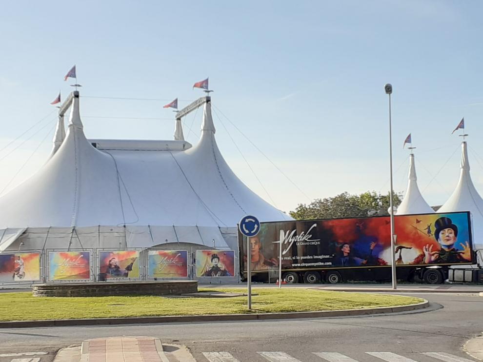 La carpa del circo Mystike Le Grand Cirque está ubicada al final de la avenida Pirineos de Huesca.
