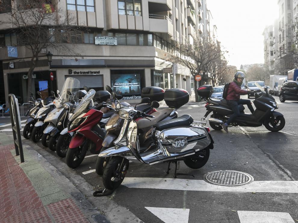 La moto va ganando terreno en las ciudades porque son prácticas y gastan menos que los coches