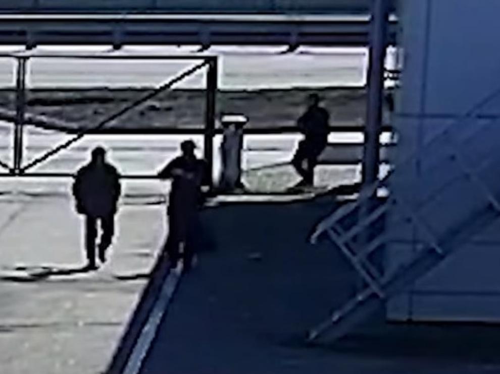 Captura de pantalla del vídeo en el que un soldado ruso mata a dos civiles desarmados.