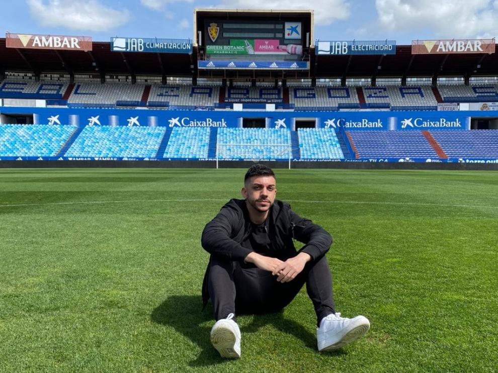 El youtuber DJMaRiiO, sobre el césped de La Romareda.
