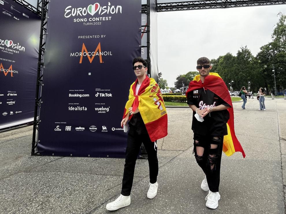 Asistentes españoles acuden al 'Eurovillage'.