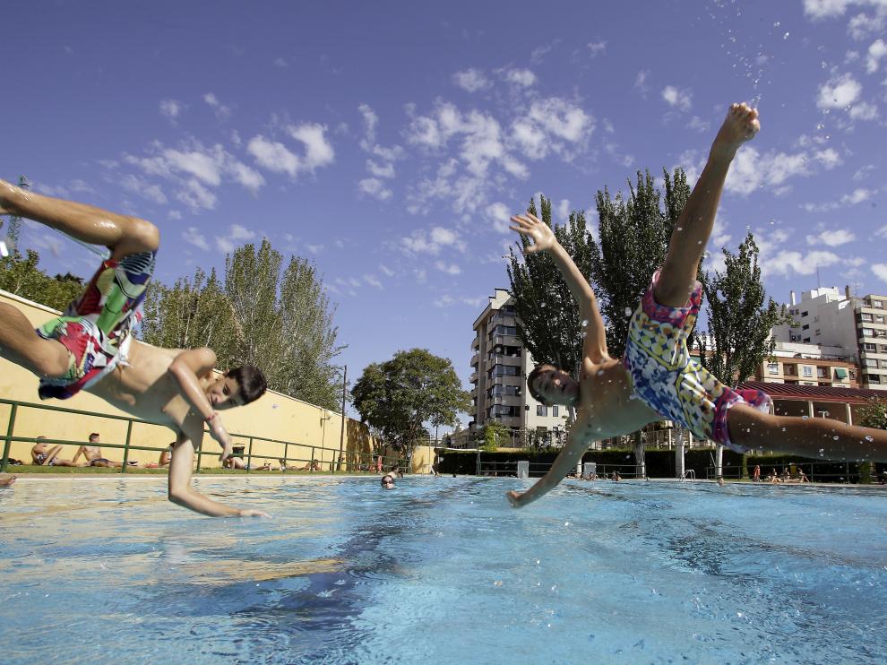 Bañistas en la piscina del Centro Deportivo Municipal Gran Vía, en Zaragoza.