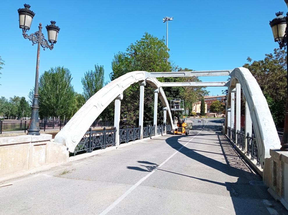 El puente de las Miguelas de Huesca fue el primero triarticulado de hormigón armado que se construyó en España, en 1912.
