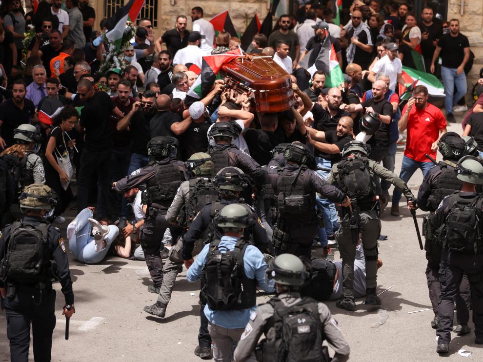 Enfrentamientos entre palestinos y policías israelíes durante el funeral de la periodista asesinada.